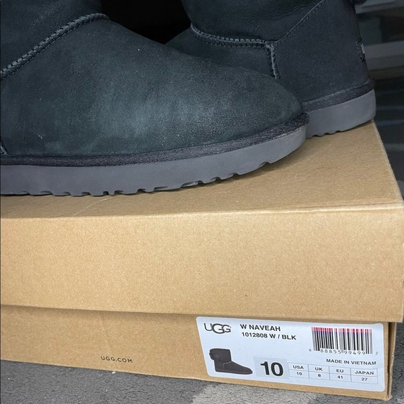 Black Naveah uggs with one bow - Picture 7 of 10